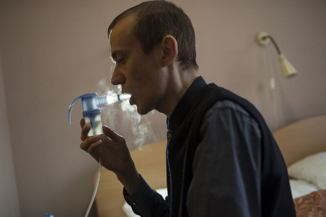 Леша в номере гостиницы в Сергиевом Посаде, куда он приехал на конгресс по лечению муковисцидоза
