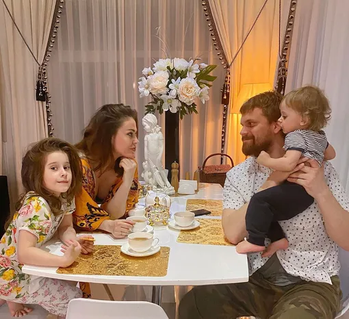 Татьяна Терёшина с мужем Олегом Курбатовым и детьми