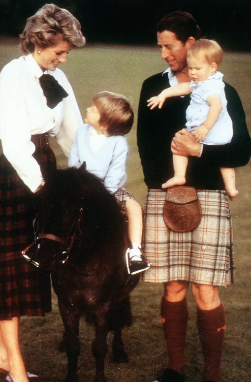 Принц Чарльз с принцессой Уэльской и сыновьями Гарри и Уильямом в Балморале в августе 1988 года