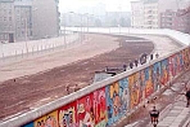 История Берлинской стены в фотографиях