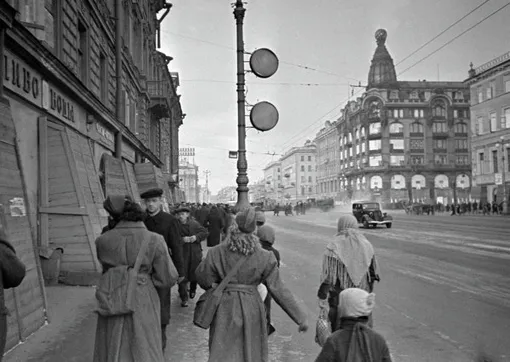 На Невском проспекте в блокадном Ленинграде.