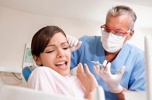 стоматолог собирается сделать укол пациенту