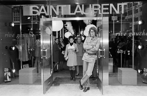 Ив Сен-Лоран на пороге своего бутика