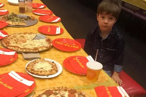 Фотография мальчика, к которому никто не пришел на день рождения, помогла ему найти друзей