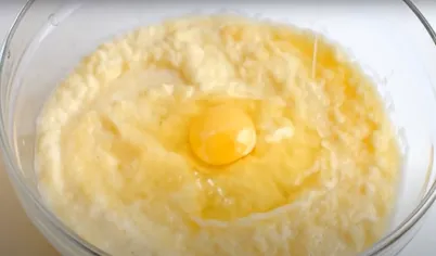 Добавьте яйцо, соль и перец и примерно 2-4 столовые ложки муки, чтобы смесь стала густой. 
