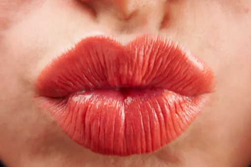 Как сделать потрескавшиеся губы шелковистыми за 5 минут до свидания