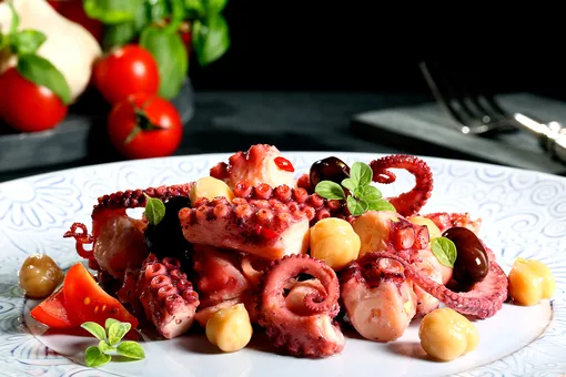 Рецепт звезды: салат с морепродуктами от Анны Нетребко