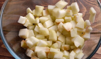 Яблоки вымыть, почистить, нарезать небольшим кубиком, сбрызнуть соком лимона и перемешать