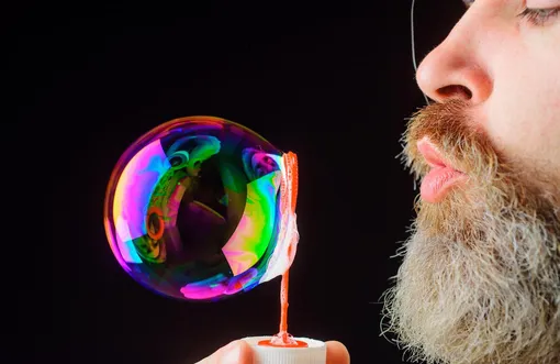 Бородатый мужчина надувает мыльный пузырь, Цитаты позитивные со смыслом