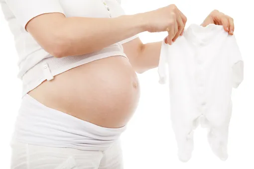 почему появляется тёмная полоса на животе во время беременности
