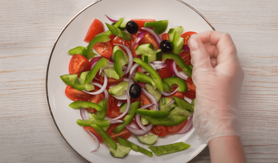 Теперь приготовим овощи. Для этого поупражняемся в нарезке.Помидоры нарезаем небольшими дольками, огурец — полукруглыми кусочками. Красный лук нарезается тонкими кольцами, а зелёный перец — полосками. Фету и маслины для греческого салата режем кубиками.
Теперь приготовим овощи. Для этого поупражняемся в нарезке.Помидоры нарезаем небольшими дольками, огурец — полукруглыми кусочками. Красный лук нарезается тонкими кольцами, а зелёный перец — полосками. Фету и маслины для греческого салата режем кубиками.