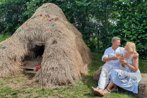 С кузнецом приду: в Латвии туристам предлагают переночевать в стоге сена