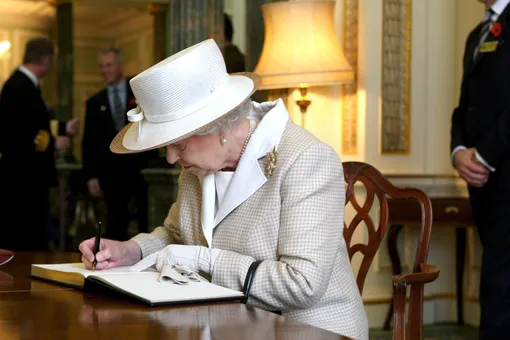 Королева Елизавета II пишет письмо