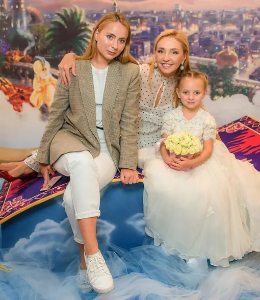 Татьяна Навка с дочерьми Александрой и Надеждой