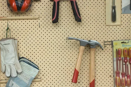 Хранить часто используемые садовые инструменты можно на стене на S-образных крючках или гвоздях