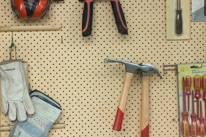 Хранить часто используемые садовые инструменты можно на стене на S-образных крючках или гвоздях