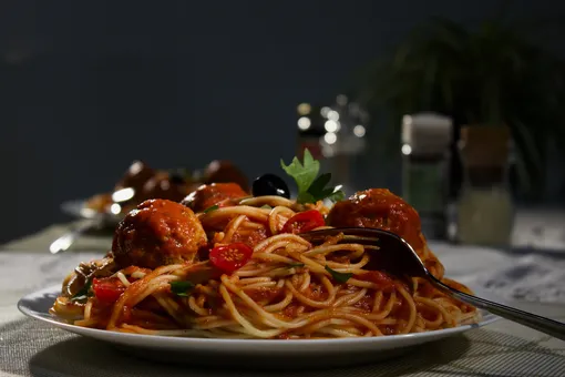 Спагетти с мясными шариками в томатном соусе, что нельзя есть всем членам королевской семьи