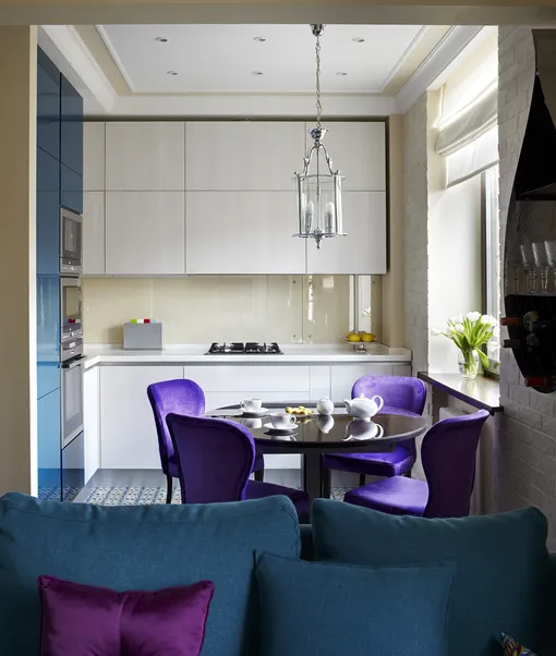 кухня с фиолетовыми стульями