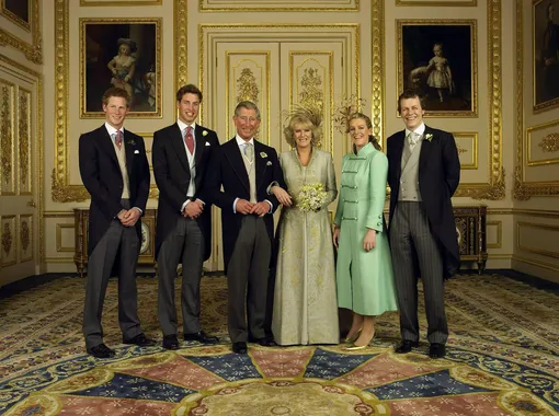 Принц Уэльский и Камилла Паркер-Боулз в день своей свадьбы 9 апреля 2005 года. Почетными гостями также стали принц Гарри, принц Уильям, Лора Лопес и Том Паркер-Боулз