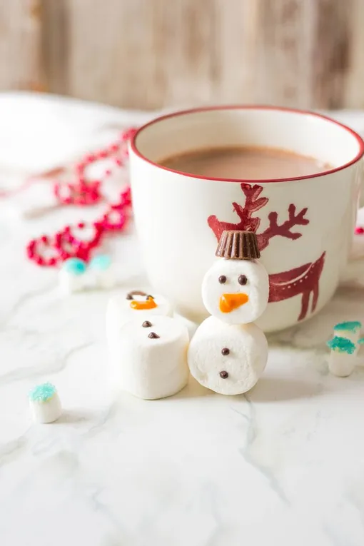 Снеговики из маршмеллоу для горячего шоколада