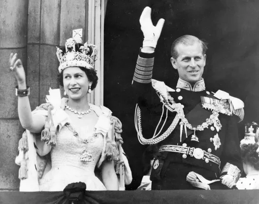 Королева Елизавета II и принц Филипп после коронации