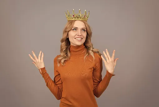 Девушка с короной на голове