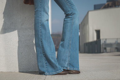 Как выглядеть стильно в джинсах-клёш