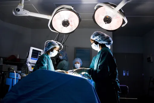 В Англии хирург-трансплантолог выжигал на печени пациентов свои инициалы
