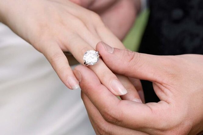 Они не планировали свадьбу, но тут женщина вспомнила о его фамильном кольце...