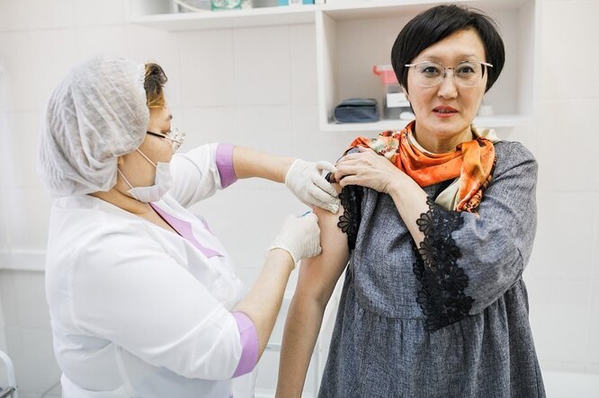 Сардана Авксентьева на вакцинации от гриппа