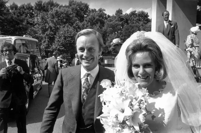 Камилла Шанд и офицер Эндрю Паркер-Боулз на своей свадьбе в 1973 году