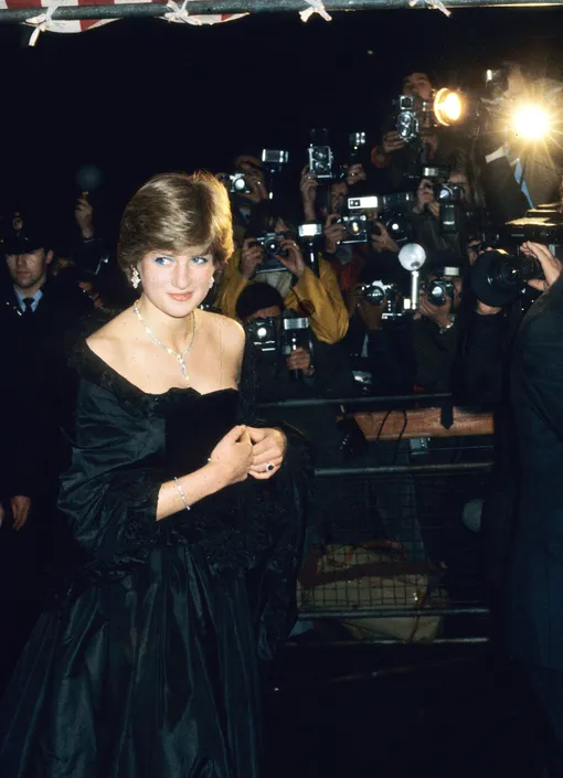 Леди Диана Спенсер на первом официальном мероприятии с принцем Чарльзом в марте 1981 года