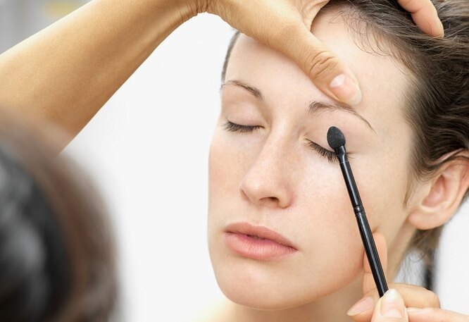 Как сделать лицо более худым с помощью макияжа: 4 лайфхака визажиста с фото