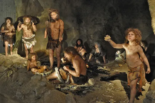 Реконструкция группы неандертальцев