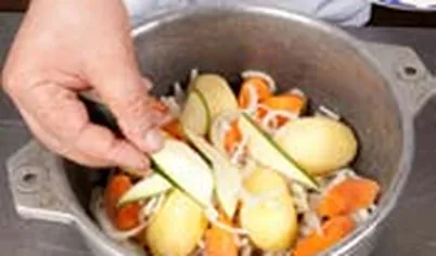 Разместите морковь и цукини между клубнями
картофеля.
