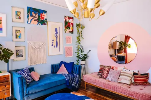Как украсить комнату: декоративные подушки на диванах