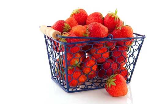 Чтобы приобретённая клубника дольше хранилась у вас дома свежей, при её покупке проверяйте все ягоды