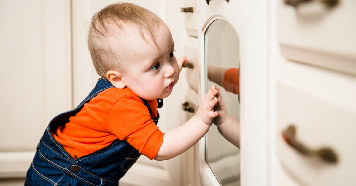 Дети на детской площадке. Детей нельзя оставлять одних дома закон. Почему один ребенок не ребенок. Почему один ребенок не ребенок. Мальчик на детской площадке.