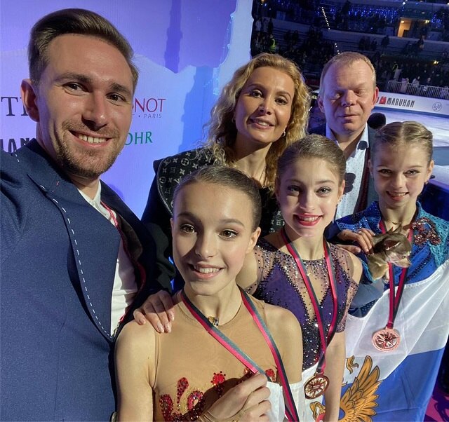 Этери Тутберидзе с российскими фигуристками после финала Гран При 2019