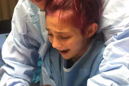 12-летнюю девочку родители взяли с собой на роды, чтобы она перерезала пуповину брату