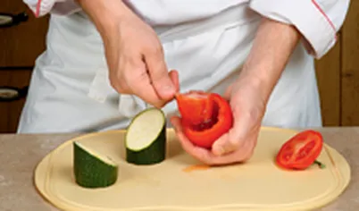 Ложкой выньте мякоть из томатов и цукини. В цукини оставляйте у бочонков дно, чтобы получились чашечки.