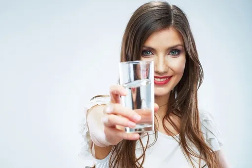 Женщина пьёт воду, разогнать метаболизм для похудения быстро