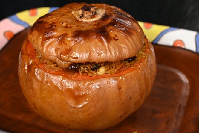 Хапама: запечённая тыква с курагой, черносливом, рисом и пряностями Хапама: запечённая тыква с курагой, черносливом, рисом и пряностями