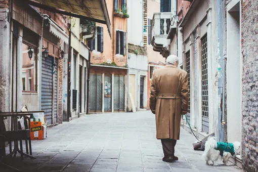 Трогательный клип про пенсионера и пса помогает собрать деньги одиноким старикам