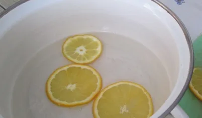 Опустить кружочки апельсина на 5 секунд в сироп.