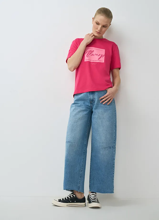 Благодаря укороченной длине эти джинсы подойдут обладательницам небольшого роста — смело миксуйте модель с туфлями Мэри Джейн, босоножками и кедами.