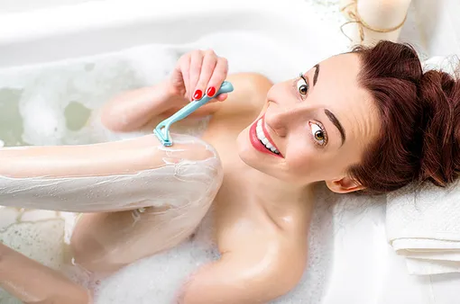 Прежде чем приступать к бритью, полежите в теплой ванне или распарьте ноги горячей водой из душа