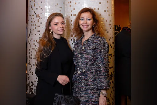 Возвращение: Елена Захарова, Анна Чурина и другие звезды на модном показе