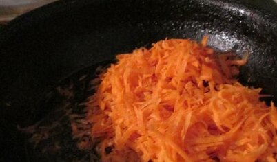 Морковь натерите на терке, обжарьте на масле.