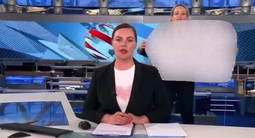 Марина Овсянникова появилась в прямом эфире с антивоенным плакатом